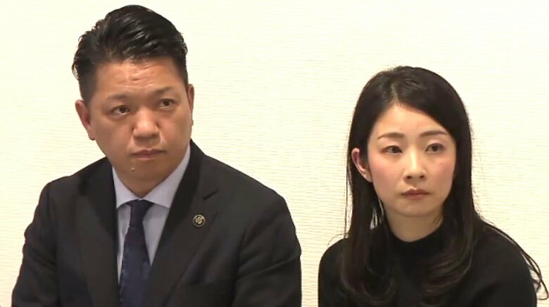 永野市長と会見に同席した妻