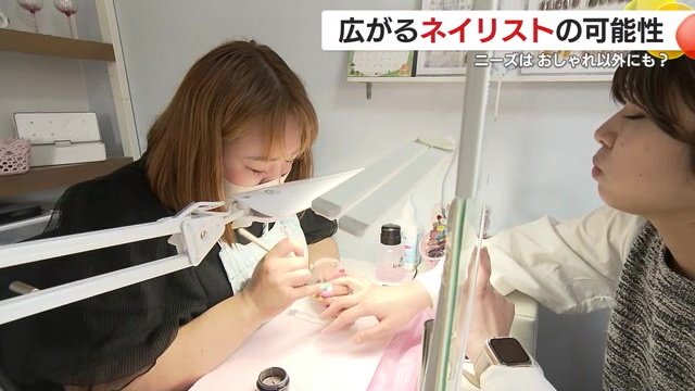 ネイルサロンを開いた小村佳珠世さん（左）