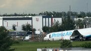 アマゾン貨物機がオーバーラン、車に衝突し5人死亡　アメリカ・フロリダ州