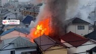 住宅で火事　周囲の合わせて6棟に延焼　2人けがで搬送も命に別条なし　東京・足立区