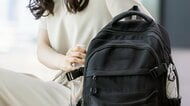 6年間洗ってないリュックをつけ置き洗いしたら茶色の水に…放置するとニオイの原因にも。忘れがちなリュックの洗い方を洗濯研究家に聞いた