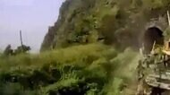 事故の瞬間の映像公開 台湾列車脱線事故
