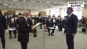 市議選は自民擁立候補全員が当選し勢力拡大…富山市長選・市議選当選者に当選証書 任期は24日から4年間