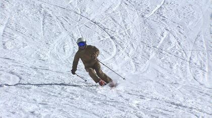 「最高！」青空の下で初滑り　長野・小谷村のスキー場がオープン　人工降雪機も使い積雪50センチの1コース　雪質好評　全面オープンは12月中旬の予定