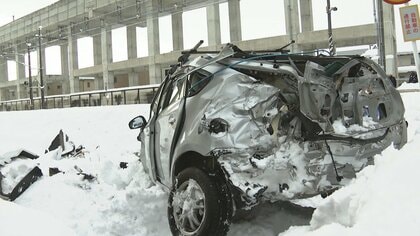 踏切内で車と貨物列車が衝突　雪で動けなくなった可能性　通勤通学時間の事故に人であふれかえる駅も