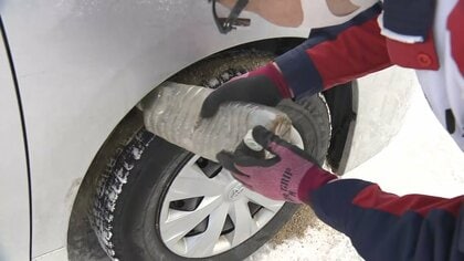 雪でスタック…脱出には「乾燥した砂」が効果的　布はタイヤに絡む場合も　プロの対処法を聞いた【岩手発】