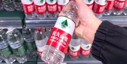 中国でミネラルウォーターを大量廃棄　社会に対する国民の不満が爆発か…専門家が指摘する不買運動の背景