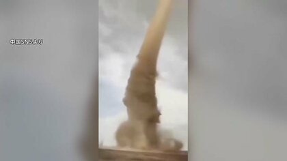 砂嵐で街が真っ赤に染まり午前中「日暮れと同じ」に　道路を人が“転がる”ほどの強風と巨大竜巻も…中国