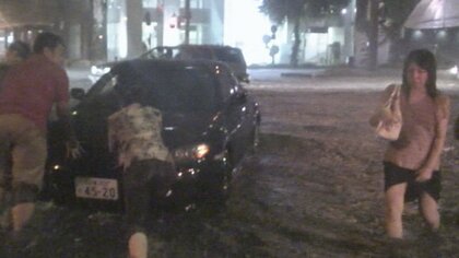 蓋のあいたマンホール等見えず…進むのが困難な『冠水した道路』避難時は長靴を避けて履き慣れたスニーカー等で