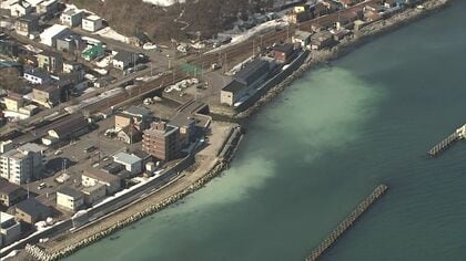 春の海岸に「群来（くき）」が出現＿ニシンの大群が作り出す絶景…小樽市銭函の海岸が淡い乳白色に＿豊漁の兆しも“野生のトド”増加で懸念〈北海道小樽市〉