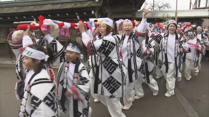 女　女　裸祭 「はだか祭」の神事に女性が初参加　願いが書かれた布を結び付けた儺追笹を奉納　愛知 (24/02/22 12:24)