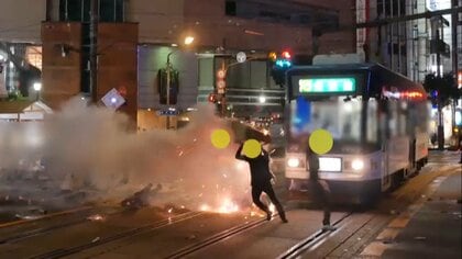 【独自】大量の爆竹に火を付け路面電車の前に飛び出す…故人を送る精霊流しであきれた危険行為