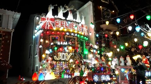 ブルックリンの高級住宅街に観光客殺到　“クリスマス仕様”豪華イルミネーション求め…毎年40万人訪問　アメリカ・ニューヨーク