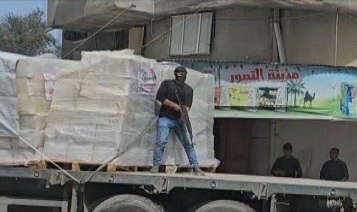 ガザ地区南部ラファで撮影された支援物資を積んだトラック。荷台には銃を持った“警備員”が確認できる。