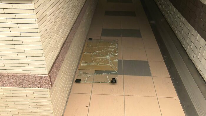 店の外に置かれた割れたショーケース
