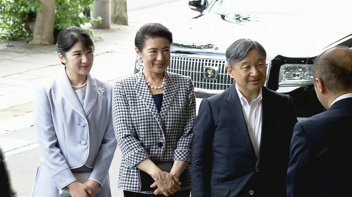 長崎市内にご到着された時の両陛下と愛子さま