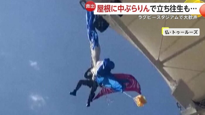 屋根から宙づりになっている男性(Anouk/@anoukpohlmann)