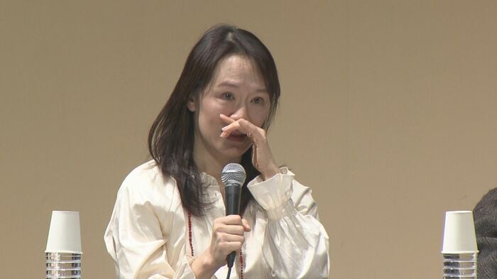 涙ぐみながら講評をする宮下奈都さん