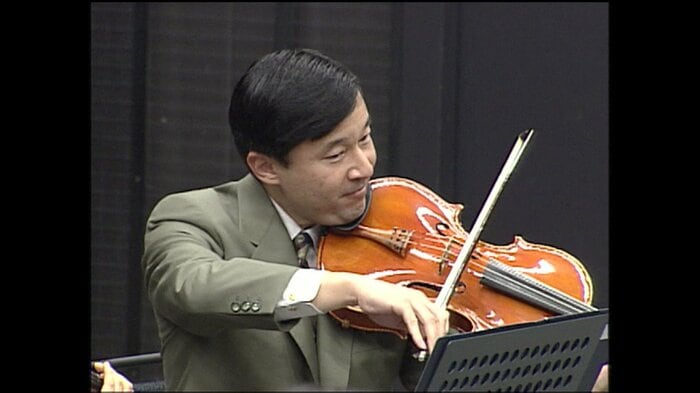 オーケストラと一緒にビオラを演奏される皇太子さま