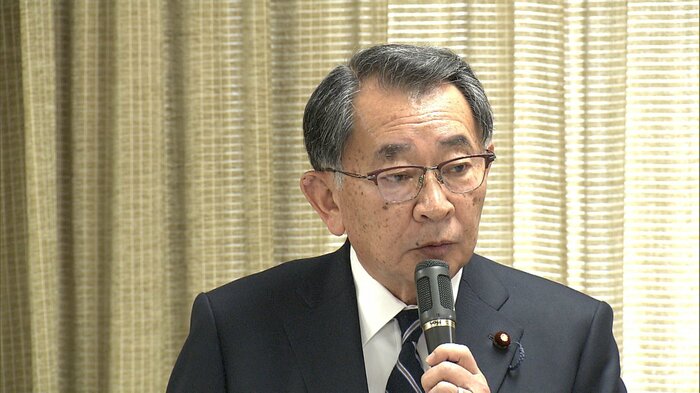 最後の安倍派総会であいさつする塩谷座長