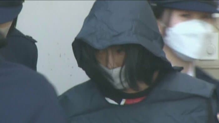 うつむき、連行される長谷川容疑者