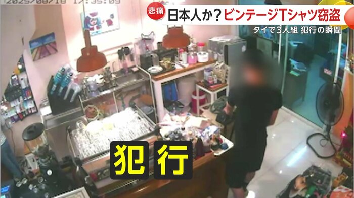 バッグにTシャツを入れる男