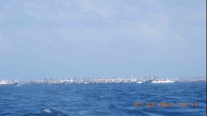 南シナ海の海原を埋め尽くした220隻の中国船(フィリピン大統領府広報部ツイッターより)