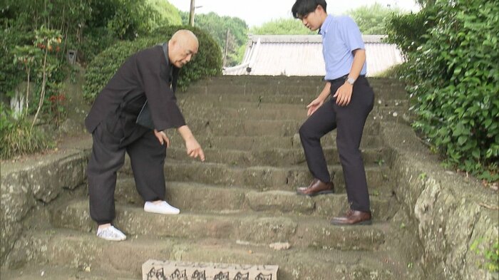 お地蔵様があった場所を説明する住職
