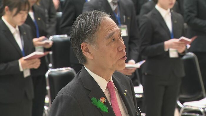 任用式で「信濃の国」を歌う阿部知事（4月1日）