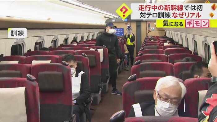 到着を待つ“乗客たち”の中で1人の男が立ち上がる