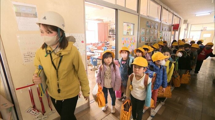 教室での訓練を終えグラウンドへ避難訓練