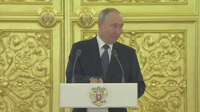 演説後、少し目を横にやるプーチン大統領
