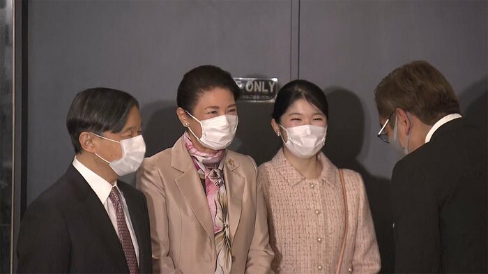 上映会に到着された両陛下と愛子さま 出演者らと挨拶を交わされた(28日午後5時すぎ)