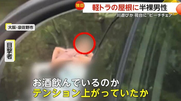 軽トラックの屋根にしがみつく男性(視聴者撮影)