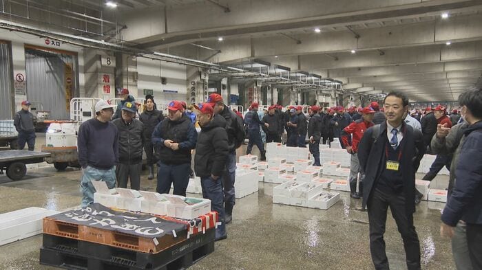 鮮魚市場の一角に集まる仲買人（福岡市中央卸売市場）