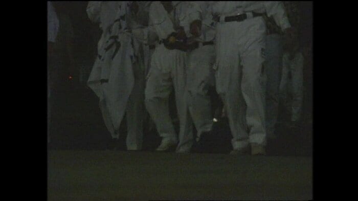 1991年 暴走族「解散式」のため長崎警察署に集まる少年ら