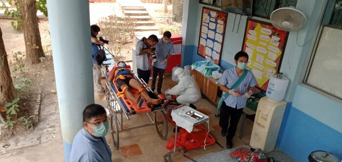 タイ側に搬送される負傷者