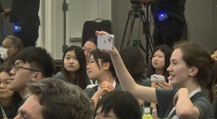 熱戦の様子を携帯で撮影する生徒もいた