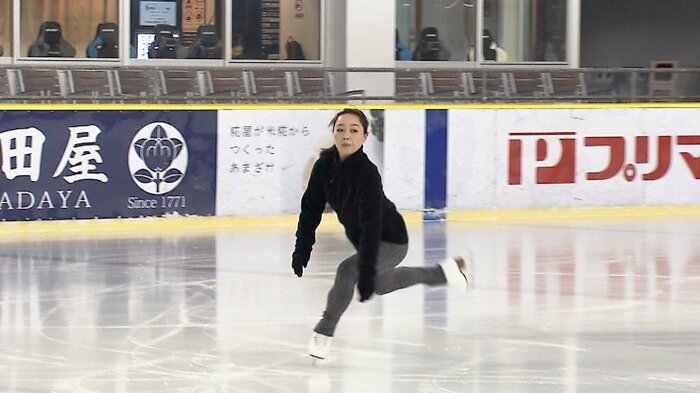 新調した靴でジャンプの練習に励む樋口