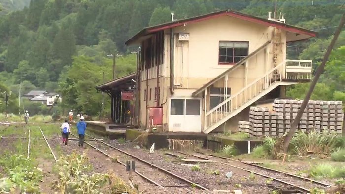 線路を歩くこと2時間…豪雨で「孤立集落」となった町 避難か残るか迫られる選択
