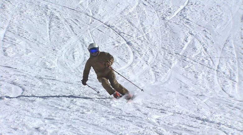 「最高！」青空の下で初滑り　長野・小谷村のスキー場がオープン　人工降雪機も使い積雪50センチの1コース　雪質好評　全面オープンは12月中旬の予定｜FNNプライムオンライン