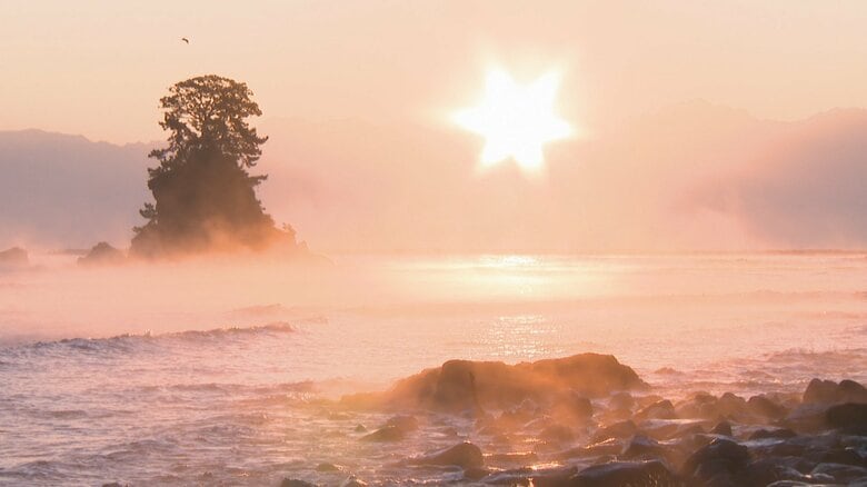 幻想的な「けあらし」雨晴海岸に出現　今秋一番の冷え込みで冬の幻想的な風景が広がる｜FNNプライムオンライン