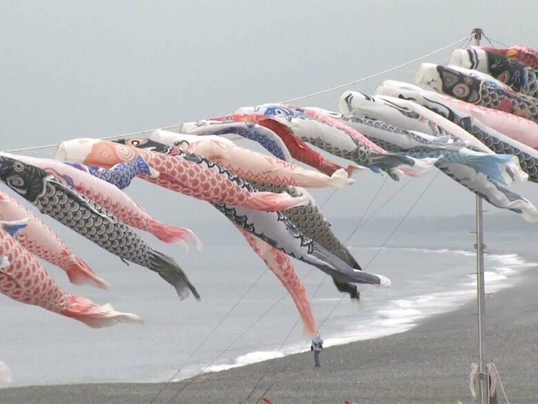 去年終了予定も若手が引き継ぐ…こどもの日を前に海岸約1kmにわたって「鯉のぼり」三重県熊野市七里御浜海岸｜FNNプライムオンライン