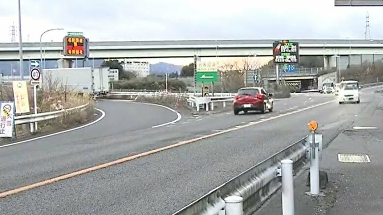 大雪に警戒…新名神高速等でも18日午後8時頃から通行止めの可能性 名阪国道・亀山IC入口付近は交通量多く｜FNNプライムオンライン