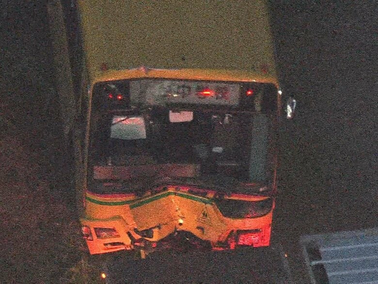 70歳の運転手が重傷か…国道で中学校のスクールバスが道路脇に転落 生徒4人を送り届けた後でバスに生徒おらず｜FNNプライムオンライン