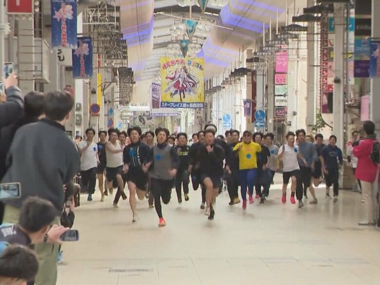 あの正月行事の柳ケ瀬版…商店街を盛り上げるため“福人レース”開催 男女108人が約230mのアーケードを疾走｜FNNプライムオンライン