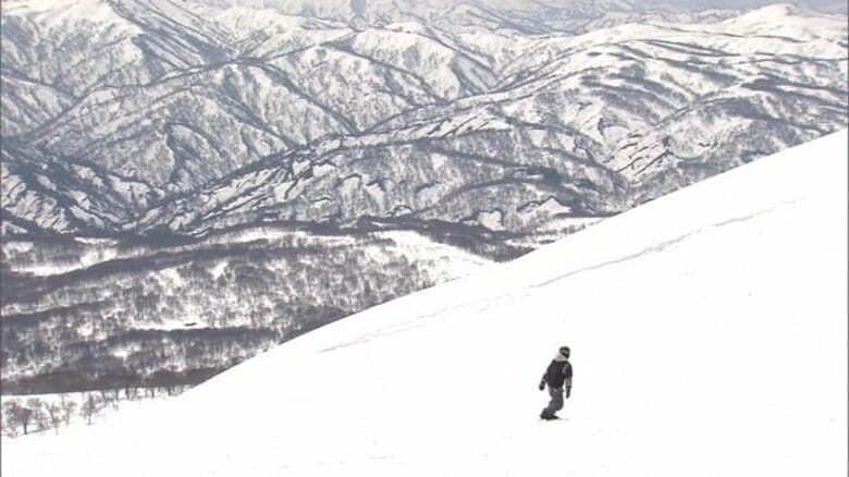 この景色が好きで来たくなる…絶景を眺めながら初滑り 夏までスキーが楽しめる「月山スキー場」オープン【山形発】｜FNNプライムオンライン