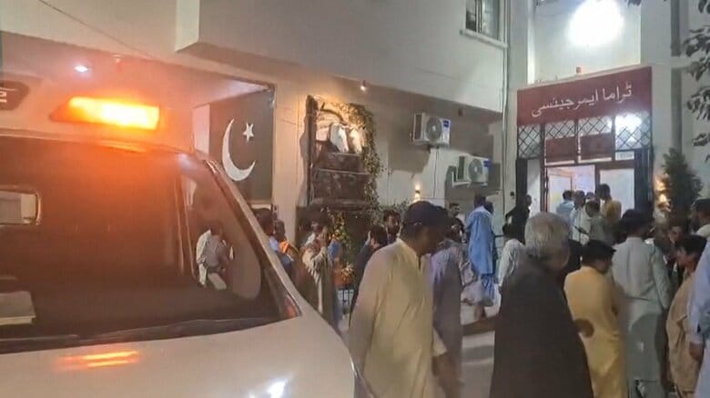 パキスタンで自爆テロか？政治集会で爆弾が爆発11人死亡、爆発物積んだ車が警察本部に突入図り銃撃戦で6人死亡｜FNNプライムオンライン