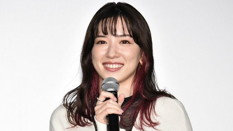 永野芽郁、突然のナゾ行動で天然炸裂「やっば！いま見られてないと思った」赤インナーのオシャレな髪色で登場｜FNNプライムオンライン
