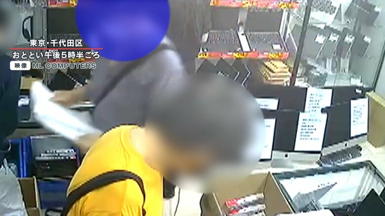 白い紙のようなものを載せたパソコンを持ったまま店の外へ…